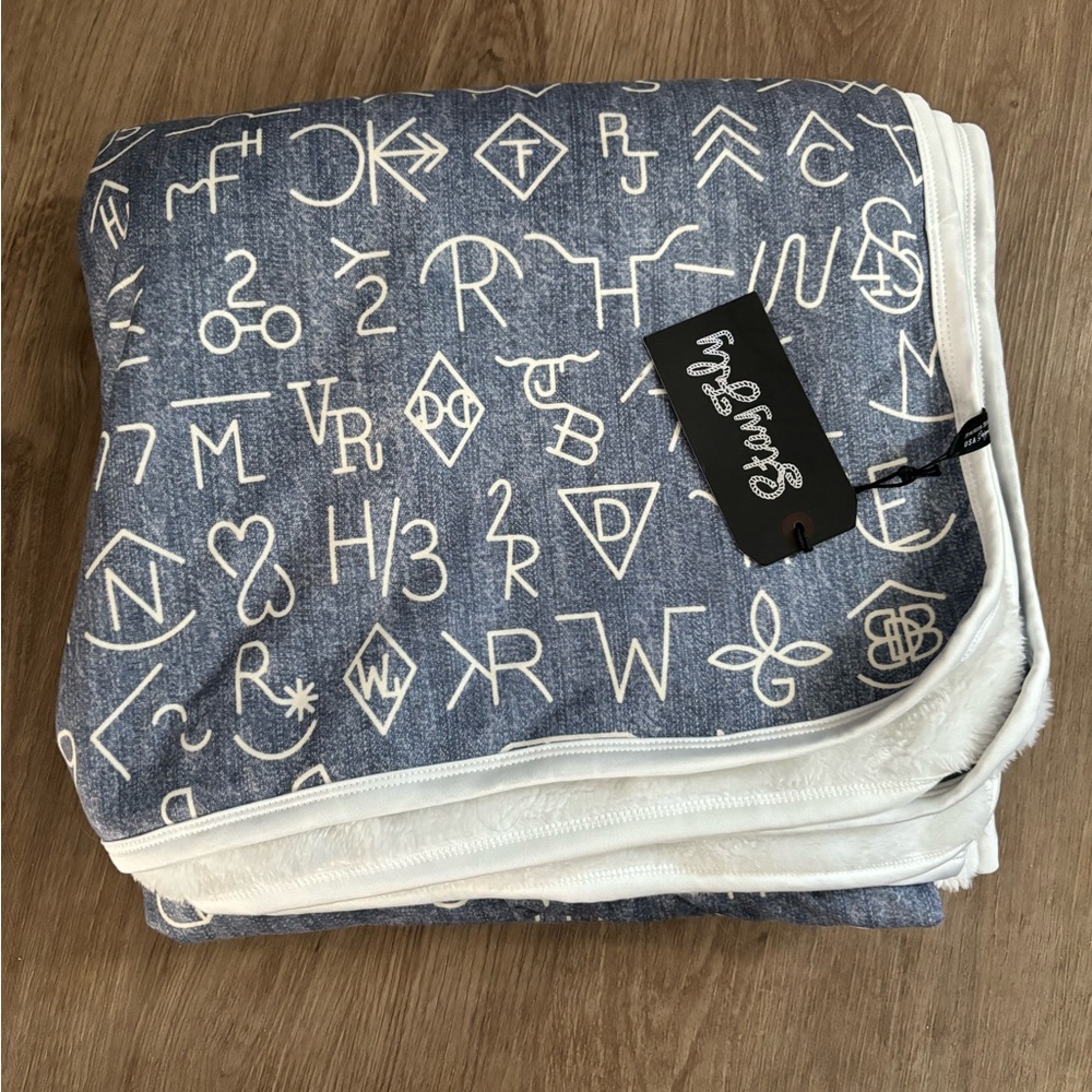 Western-Style Blue & White Fleece Blanket | Super Warm & Cozy
